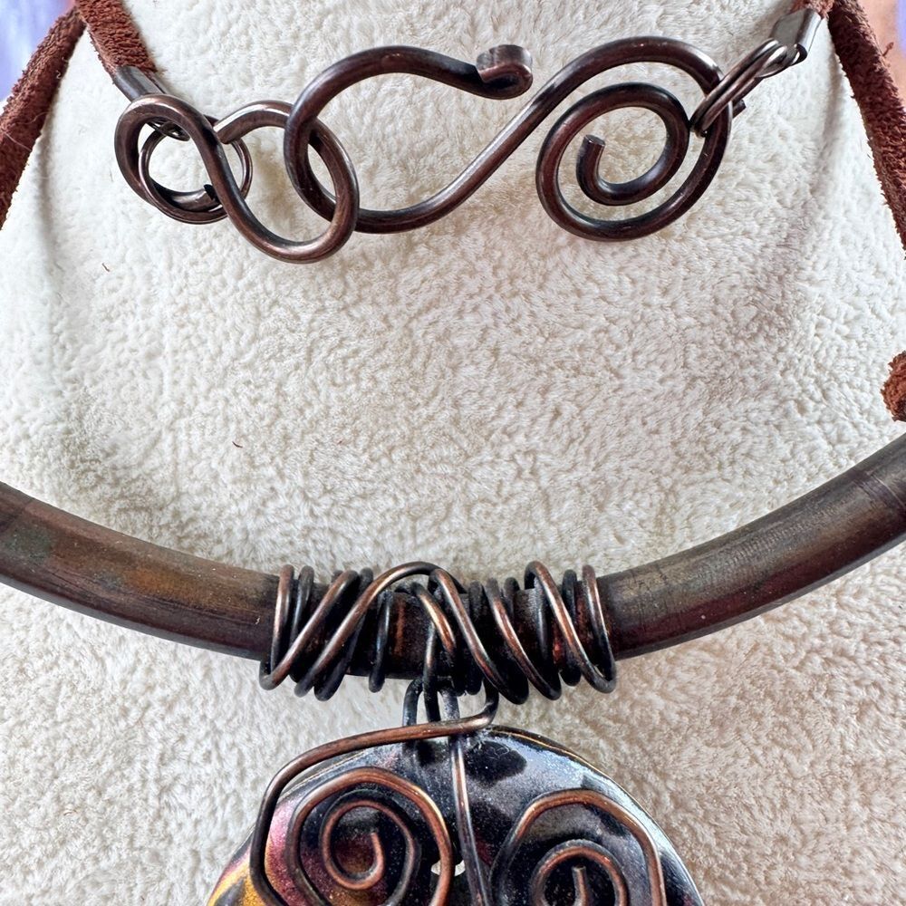 Vintage Black and Bronze Swirl Pendant Necklace - Picture 4 of 12